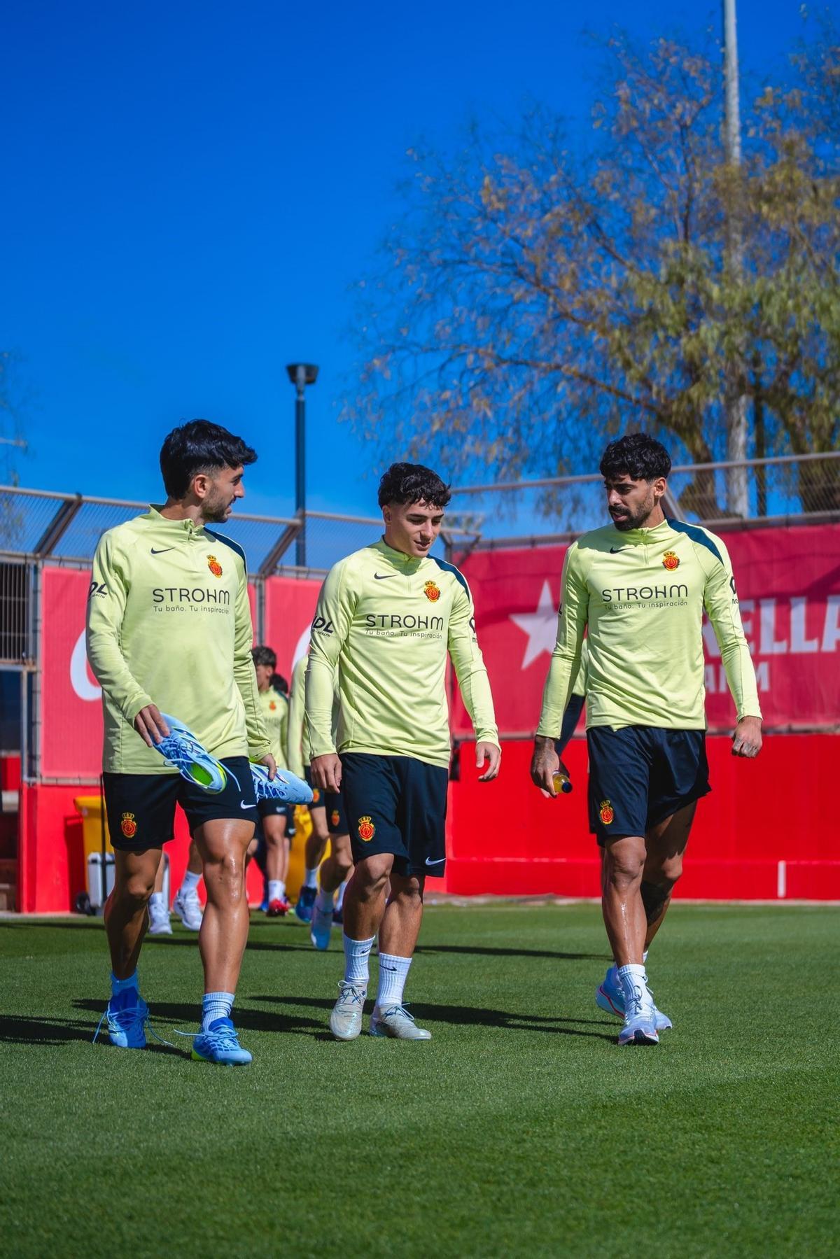 Morlanes, Jan Virgili y Samu Costa, saltando al césped de SonBibiloni para el entrenamiento.