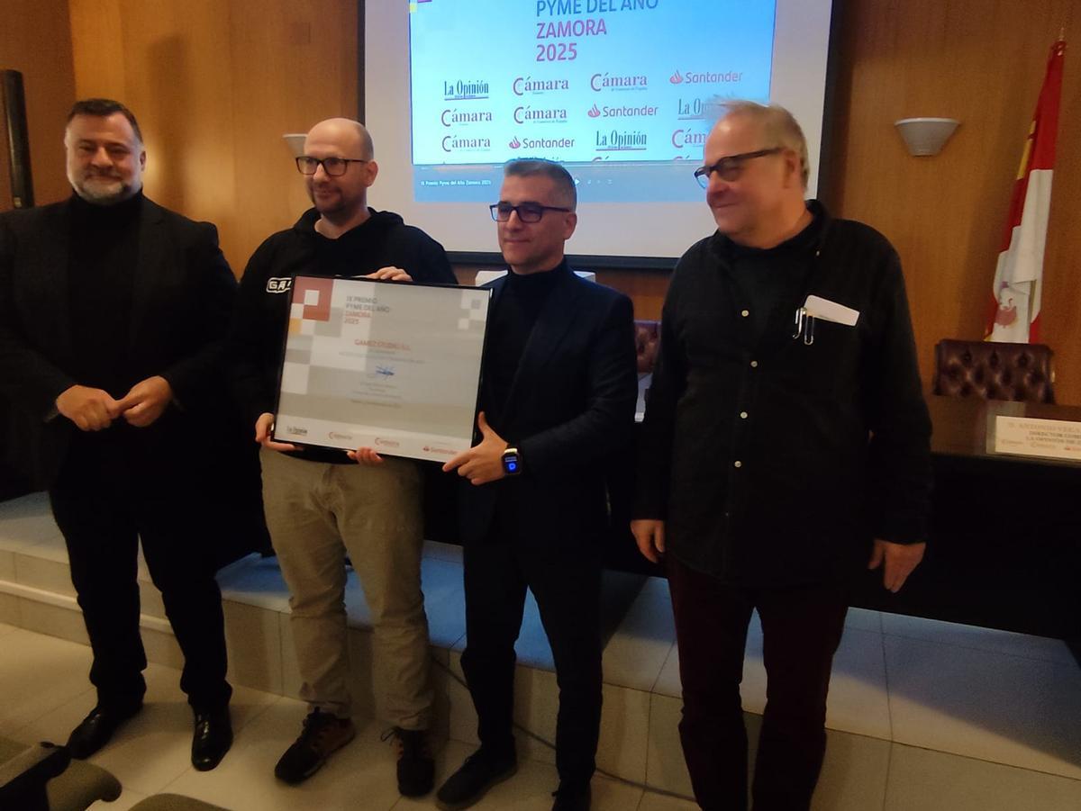 Jordi Mesa e Iván J. Gómez recogen el Accésit de Digitalización e Innovación entregado a Gamez Studio.