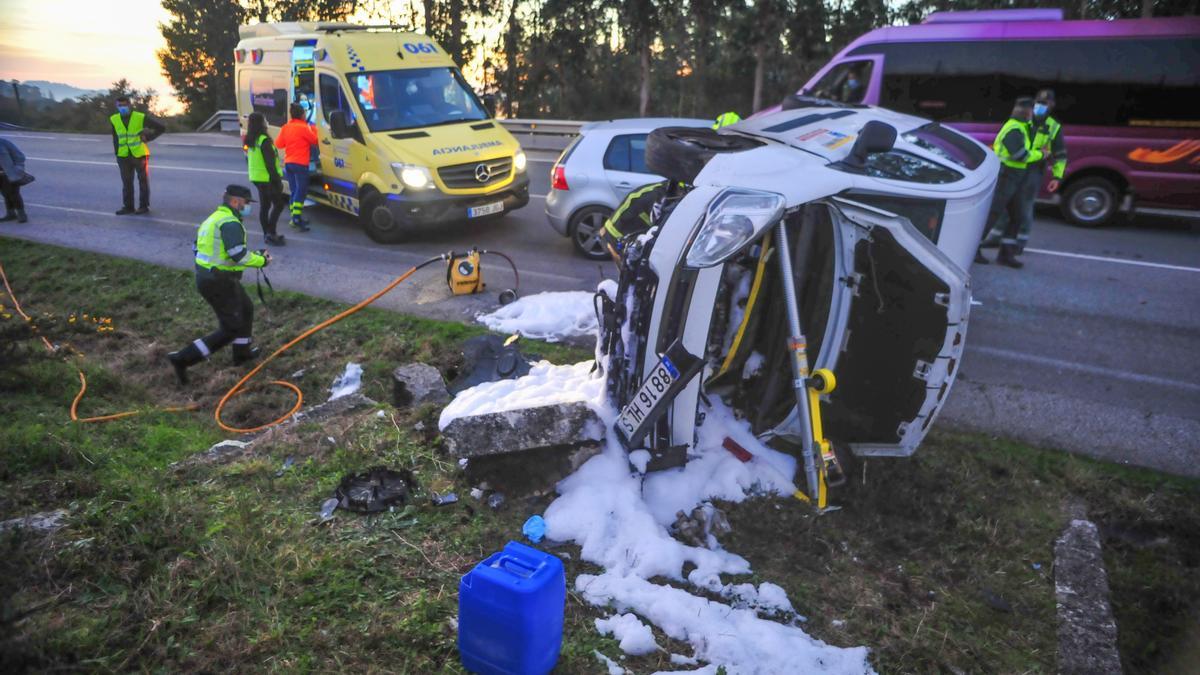 La furgoneta volcada tras salirse de la vía en la carretera PO-548.