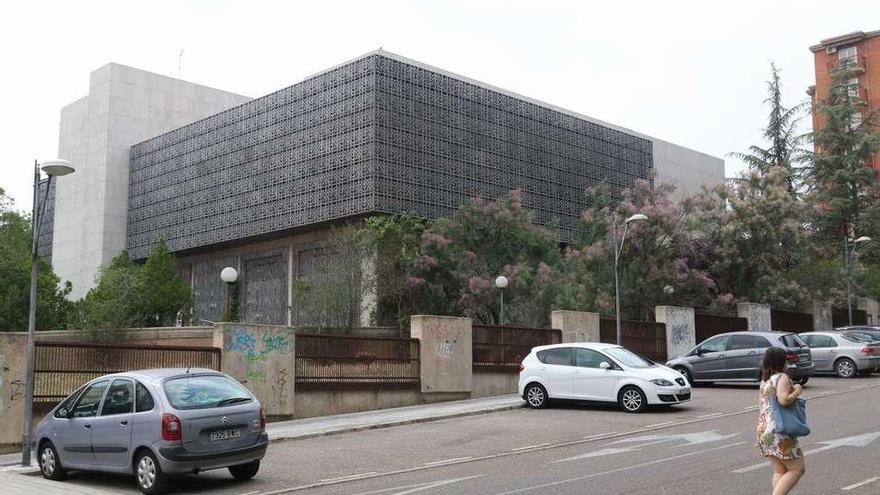 Exteriores del edificio del Banco de España, con las obras paralizadas.