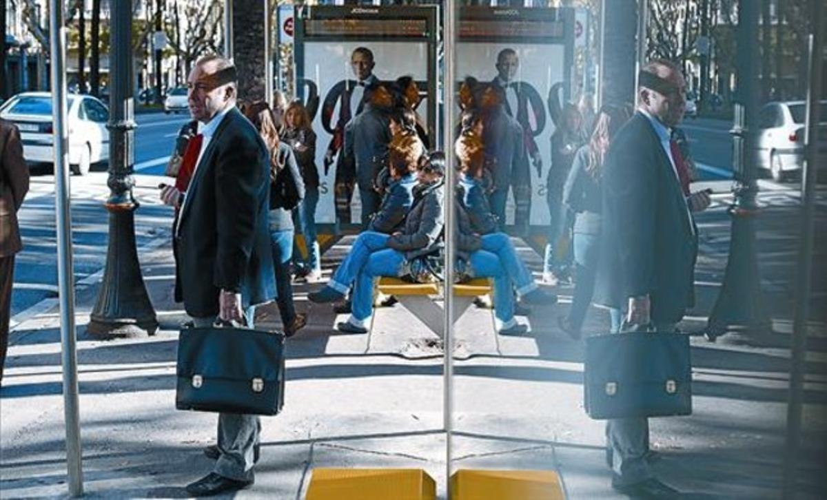 Diversos viatgers esperen l’arribada del seu bus en una parada de Francesc Macià, ahir. Diversos viatgers esperen l’arribada del seu bus en una parada de Francesc Macià, ahir.
