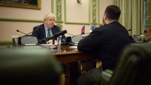 El ex primer ministro de Reino Unido Boris Johnson en una reunión con el presidente ucraniano, Volodimir Zelenski, tras una visita sorpresa a Kiev