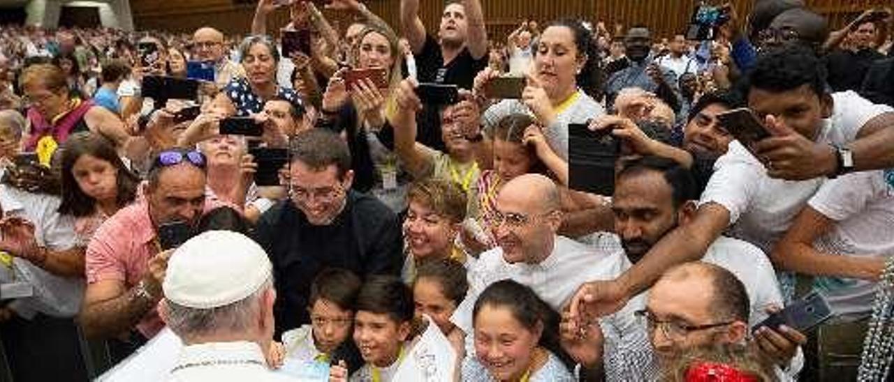 Los niños y sus familiares en la audiencia con el papa. // FdV