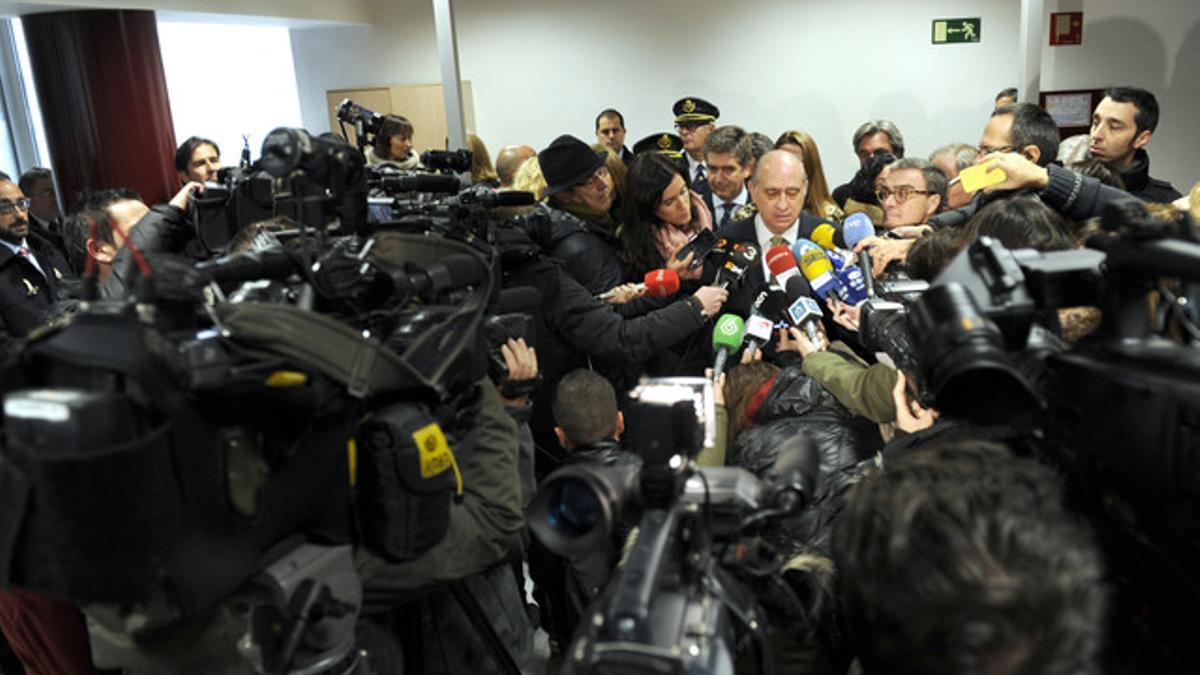 Fernández Díaz atiende a los medios de comunicación en Lleida, en la presentación del DNI 3.0.