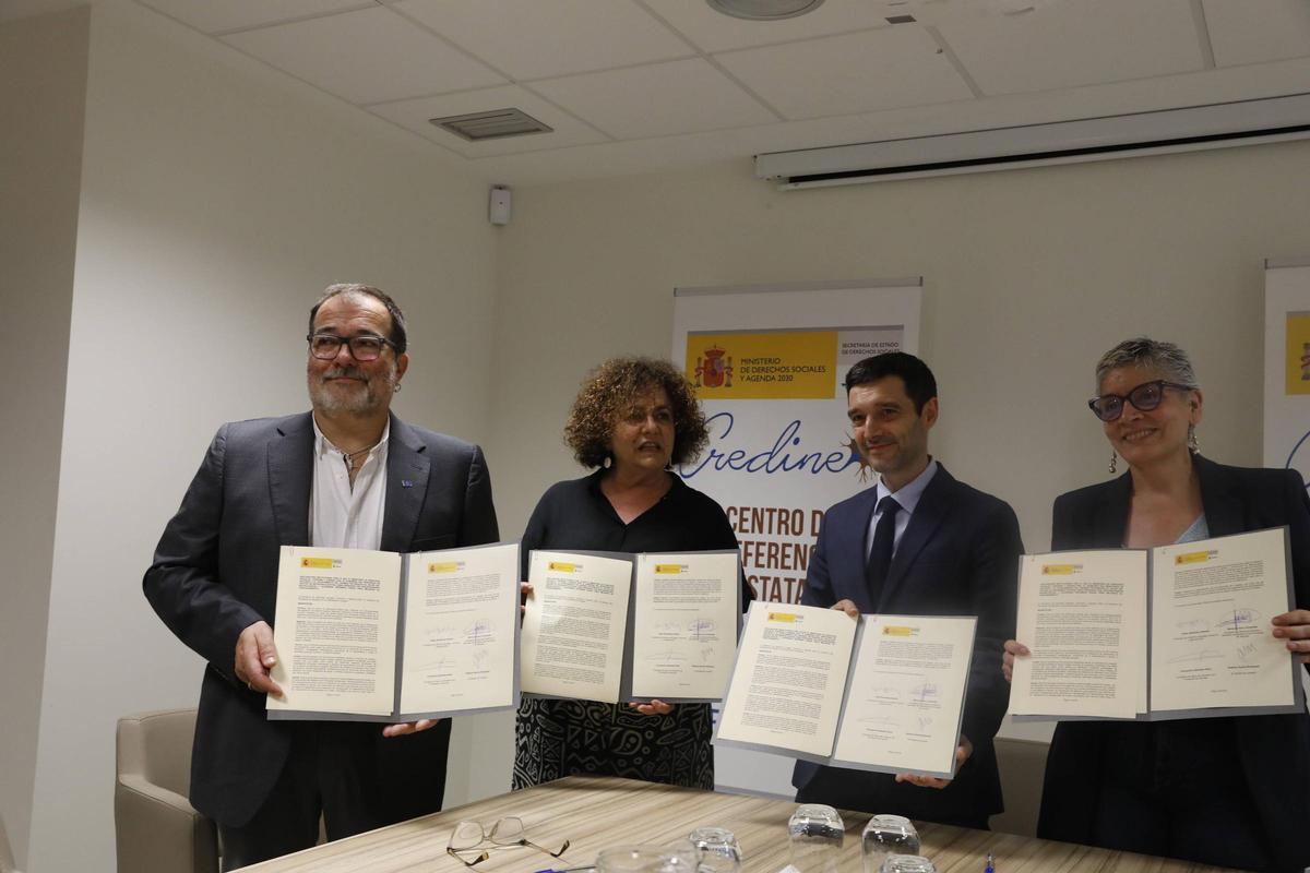 Por la izquierda, Roberto Marcos García, Marta del Arco, Pablo Bustinduy y Concepción Saavedra, con la declaración institucional tras la firma