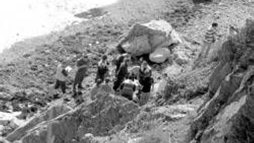 El patrón de una patera arroja al agua a once inmigrantes