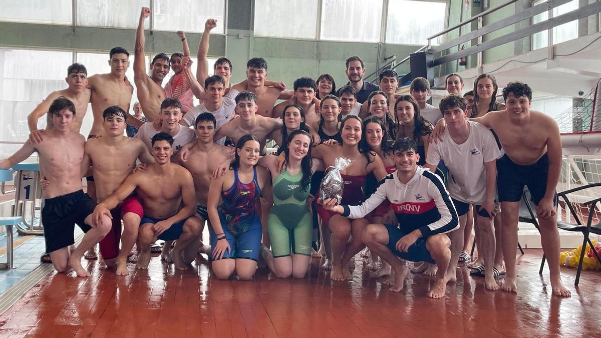 Celebración del equipo con el presidente, Tone Pérez.