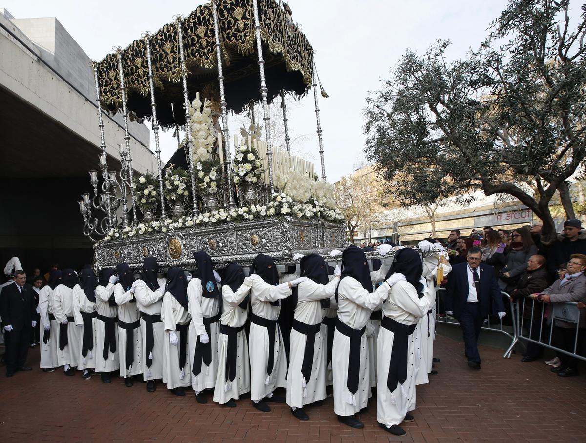 Una procesión durante Semana Santa en Barcelona