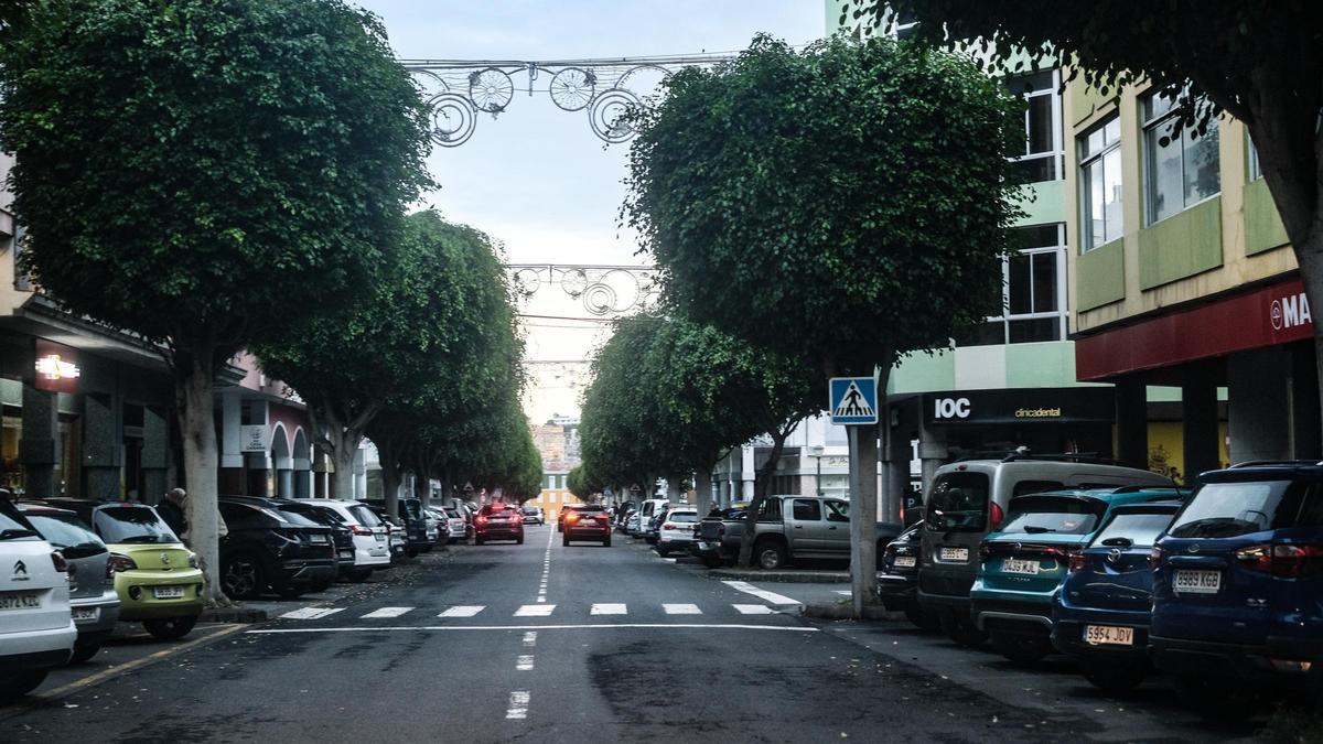 Avenida de El Mirón, en Arucas, con vehículos aparcados a ambos lados de la vía.