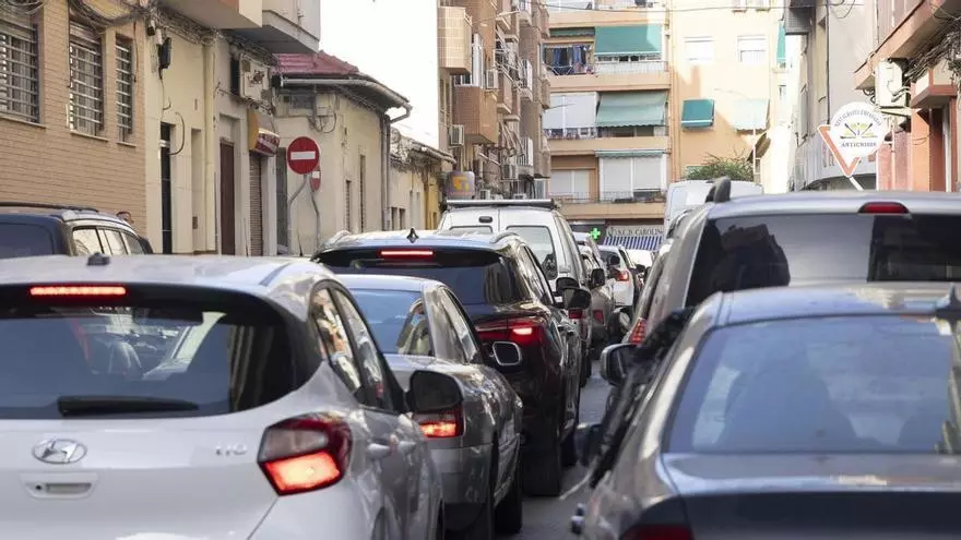 Los cortes al tráfico por Hogueras también afectan a los comercios: “Es caótico, los clientes no vienen estos días”