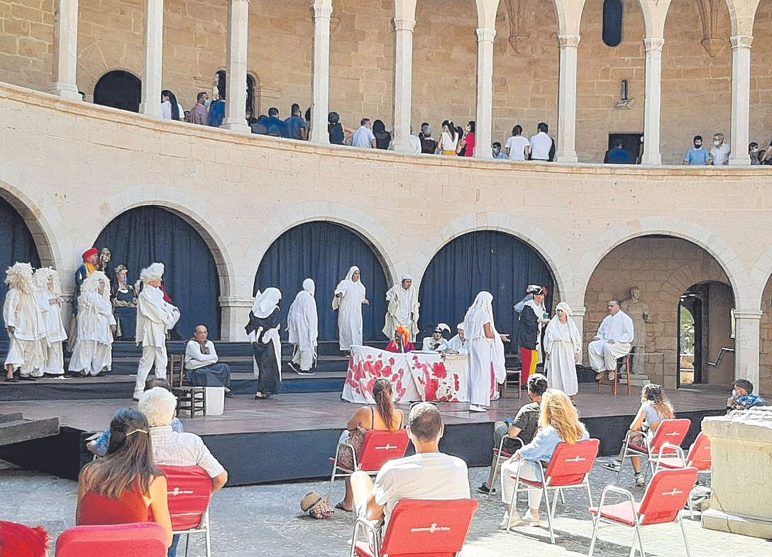 La compañía de teatro Sa Boira en el Castell de Bellver.