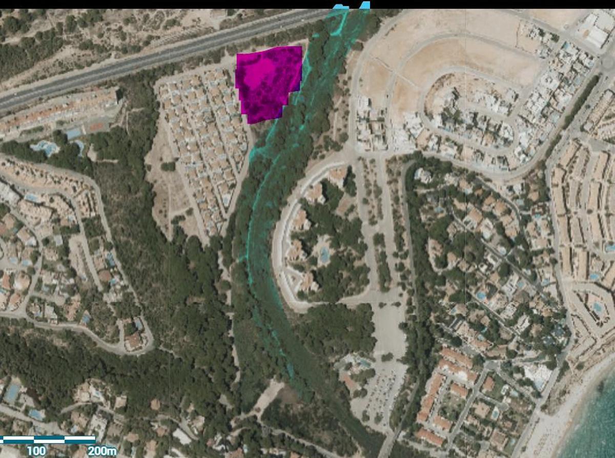 En rojo la parcela en la que se quieren construir 64 viviendas. En azul el lecho del río Nacimiento
