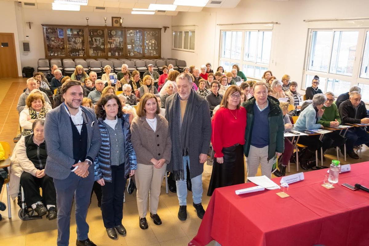 Manuel Muíño, centro, con docentes y alumnos en la inauguración.