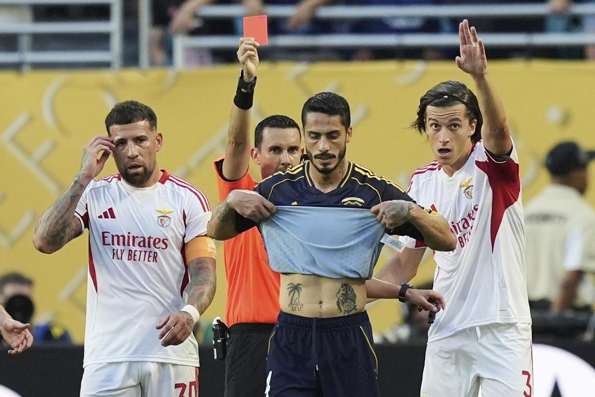 Carreras le indica el túnel de vestuarios a Figal tras ver la roja directa