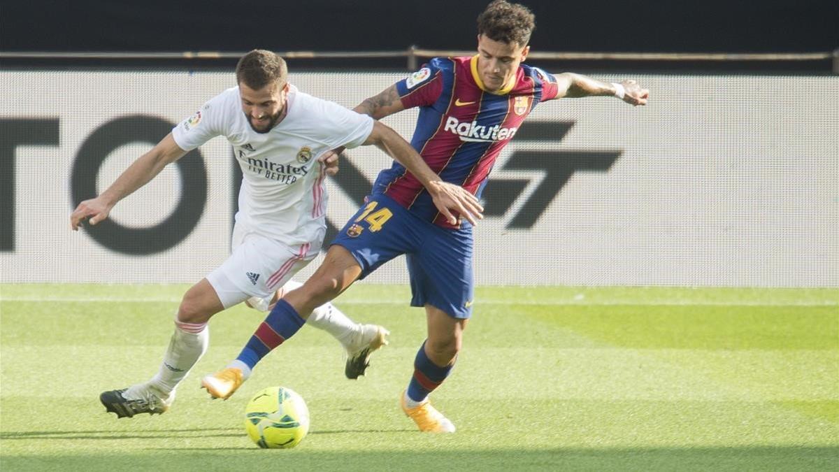 Coutinho y Nacho disputan un balón en el clásico del Camp Nou.