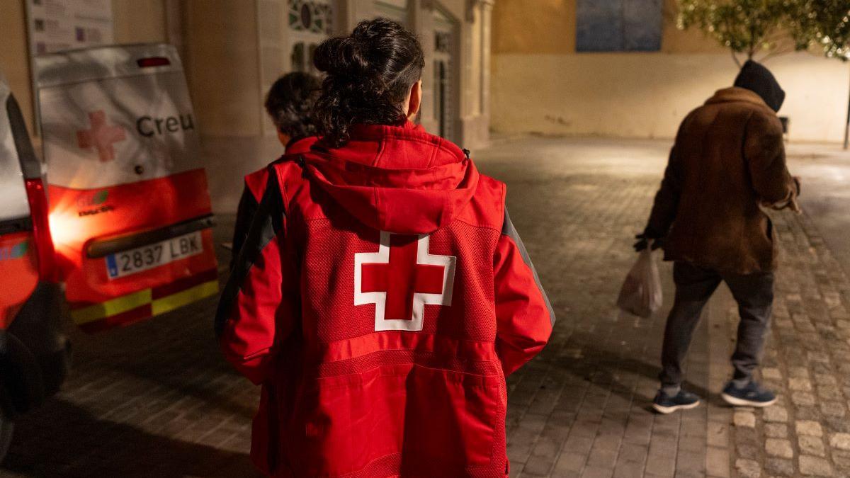 Creu Roja fa sortides un cop per setmana per atendre les necessitats de les persones sense llar