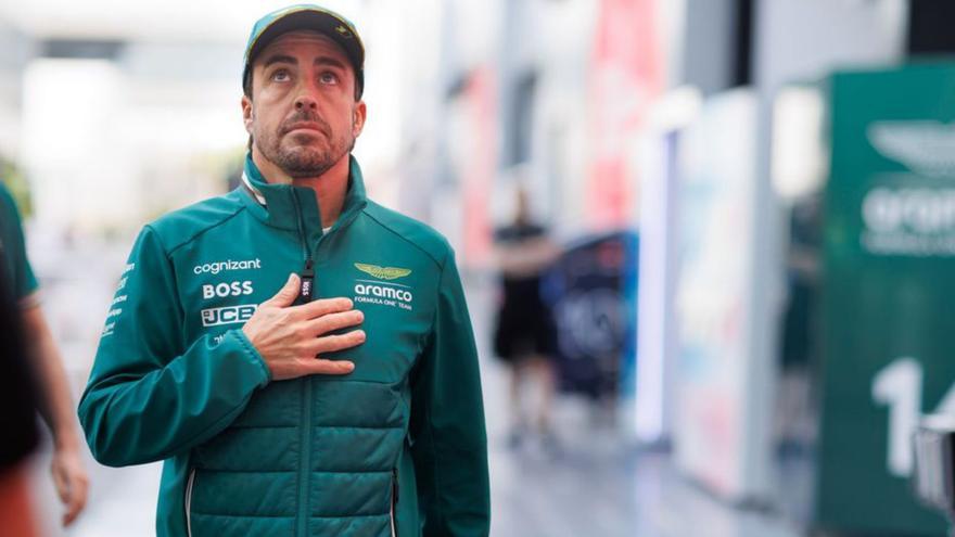 Fernando Alonso, paseando ayer en el paddock de Jeddah. | EUROPA PRESS