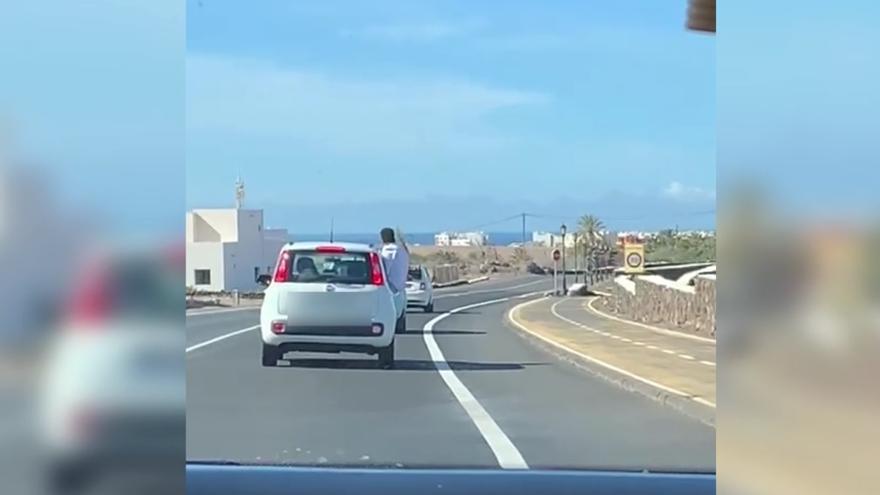 Conducción temeraria en Canarias: Circula con medio cuerpo fuera del coche