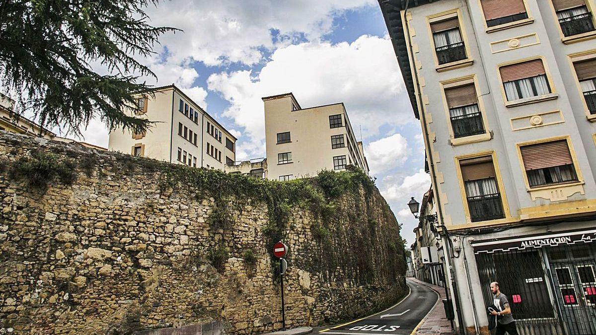 El tramo de la muralla medieval de Oviedo que se va a rehabilitar.