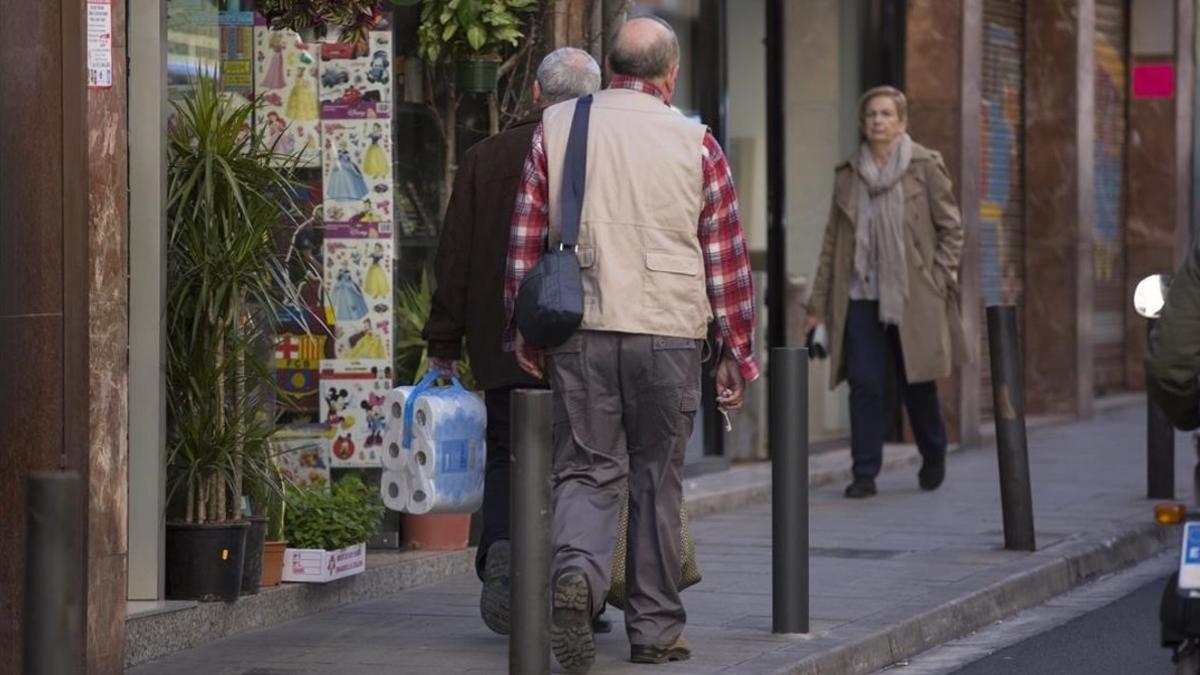 A. F., el exprofesor de los Maristas Sants Les Corts, saliendo de su domicilio, en febrero pasado.