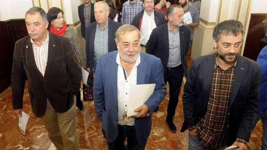 Los alcaldes de los seis concellos con su homólogo coruñés, a la dcha., tras la firma de la declaración