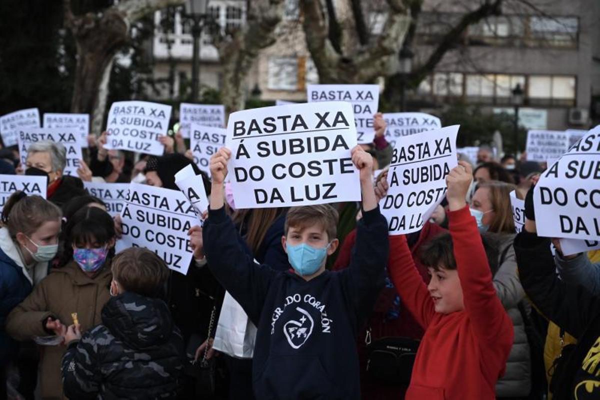 Asistentes a la concentración en la Alameda. | // R. V.