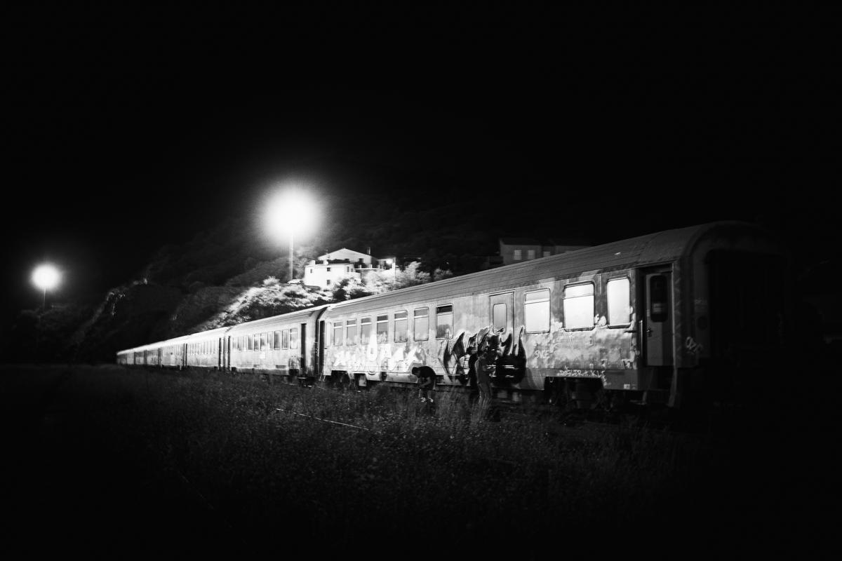 Durante la oscura noche, tres escritores pintan una pieza a medias en un tren del antiguo modelo Coral en Francia.