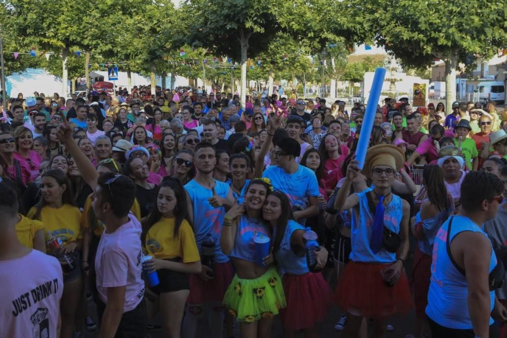 Desfile de peñas en Moraleja del Vino.