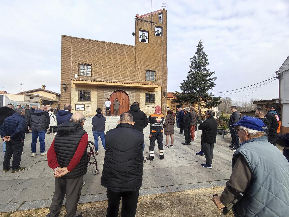 La consulta en Olmillos de Valverde: vecinos escuchando a Christopher Ferrero, en compañia del alcalde pedáneo Iván Santos.