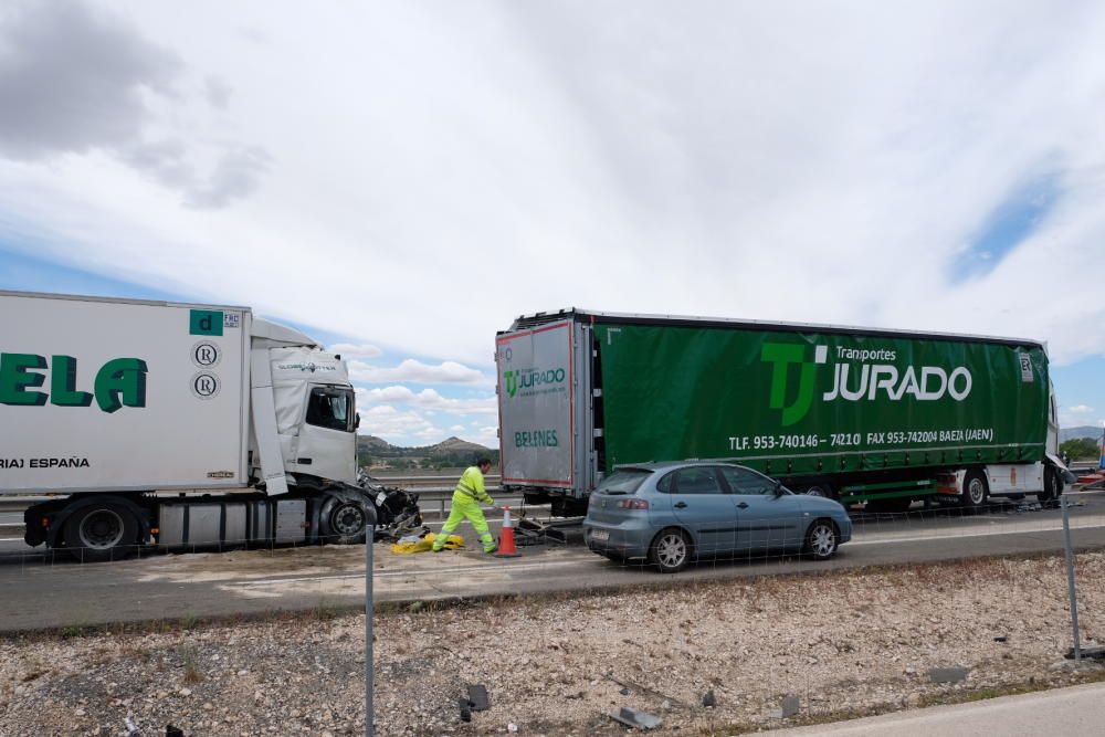 La colisión entre dos camiones corta la autovía a la altura de Villena