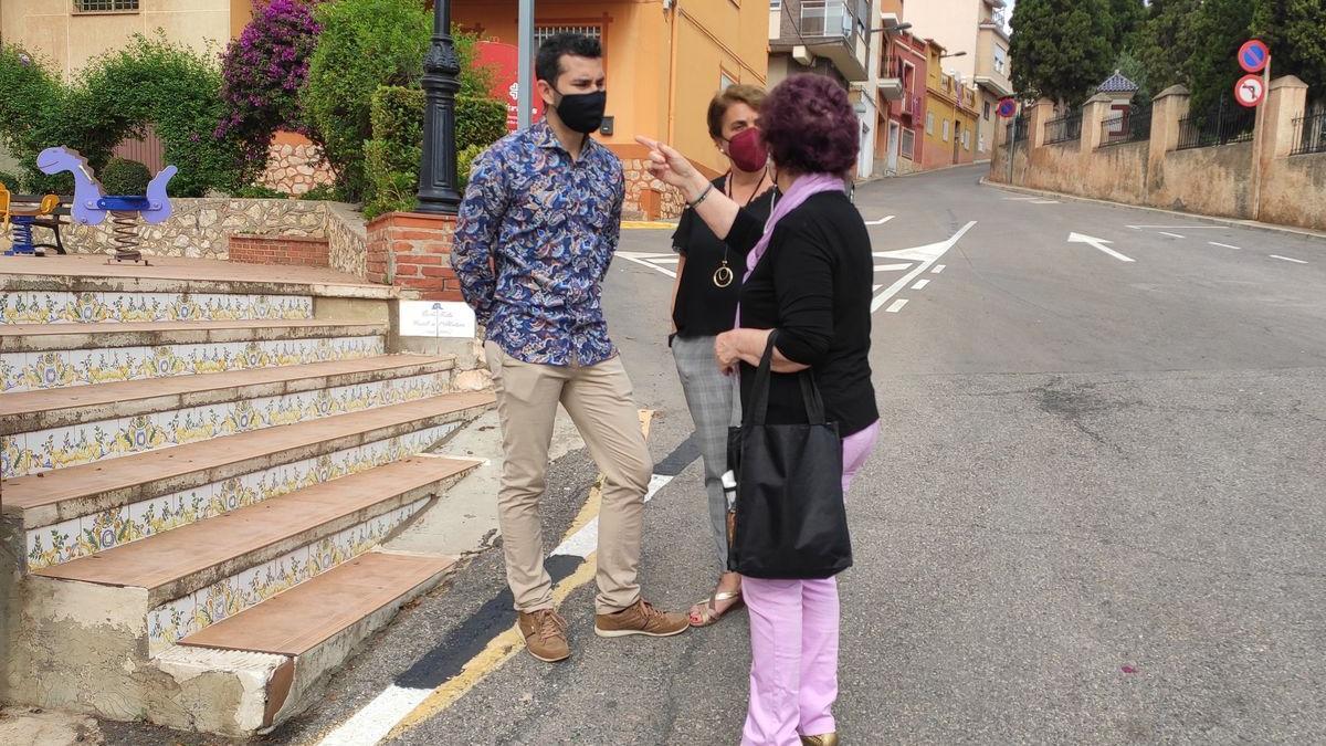 El alcalde, Samuel Falomir, durante una de las visitas antes del parón estival.