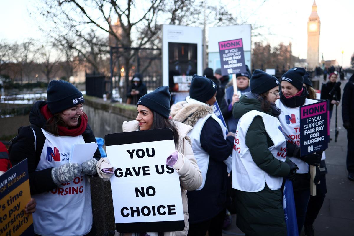 Protesta de enfermeras del sistema de salud público del Reino Unido (NHS, por sus siglas en inglés), frente al Hospital St. Thomas de Londres. Reclaman recibir un salario digno acorde con el trabajo que realizan.