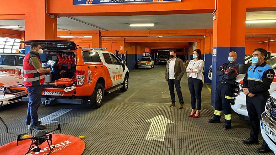 La concejala de Seguridad de Santa Cruz prueba los drones con Protección Civil, Bomberos y Policía Local.