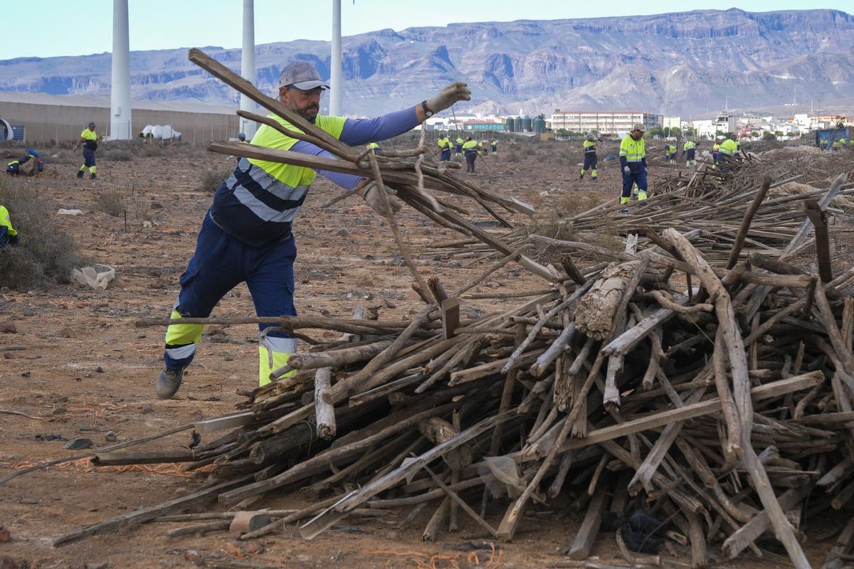 Retirada de invernaderos abandonados en el sureste de Gran Canaria