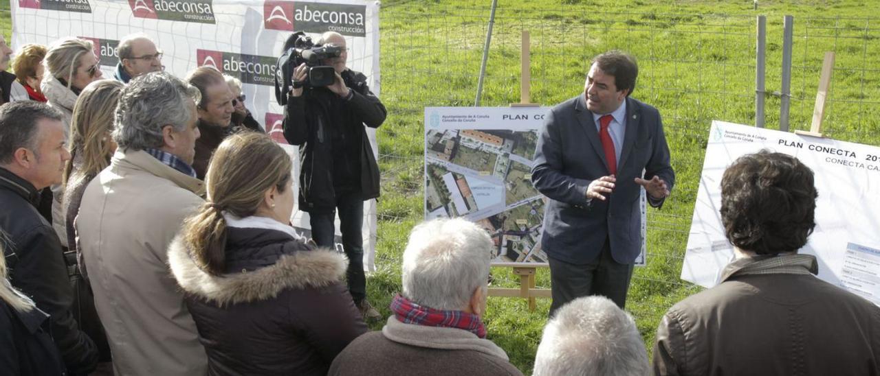 El entonces alcalde, Carlos Negreira, explica a vecinos de O Castrillón las obras de apertura de calles.