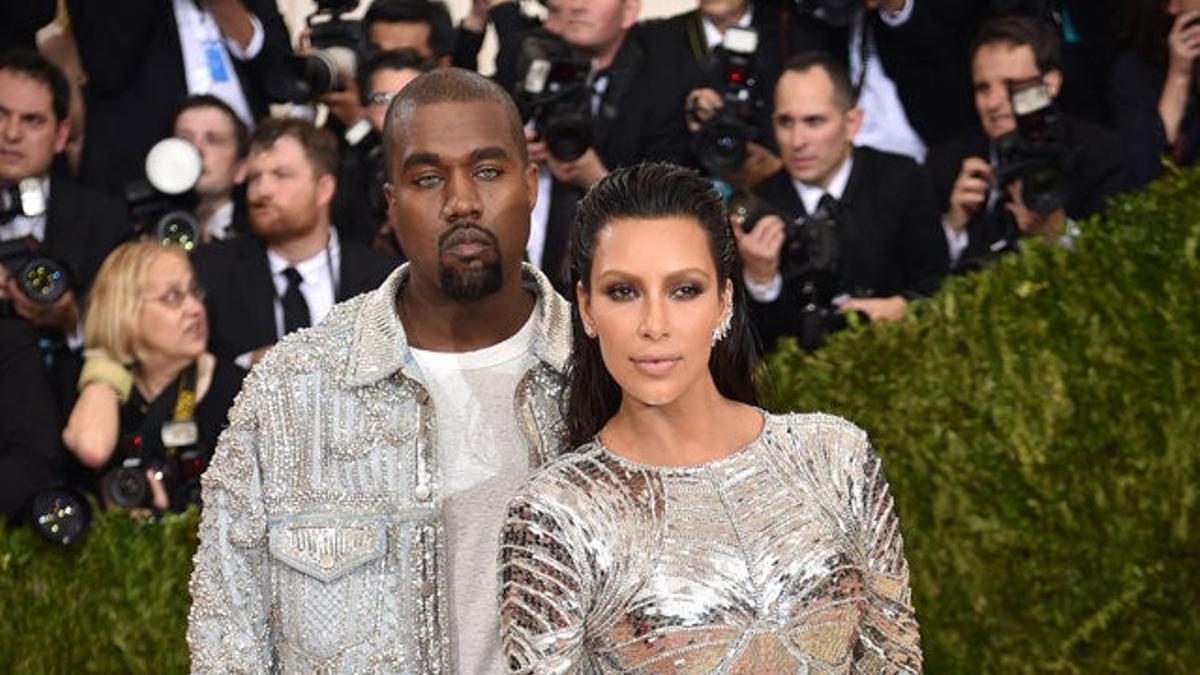 Kanye West y Kim Kardashian, de Balmain, en la alfombra roja de la gala MET 2016.