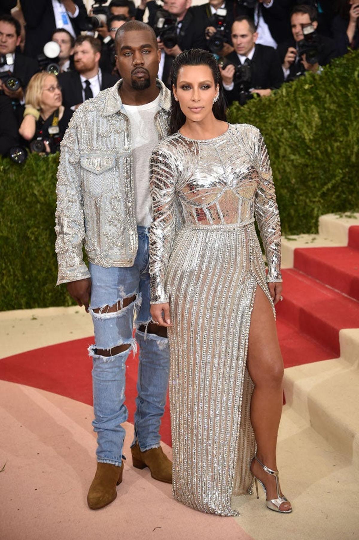 Kanye West y Kim Kardashian, de Balmain, en la alfombra roja de la gala MET 2016.