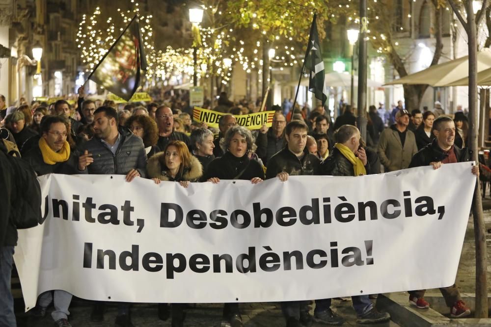 Manifestació a Girona en contra de la decisió de la JEC d'inhabilitar Torra