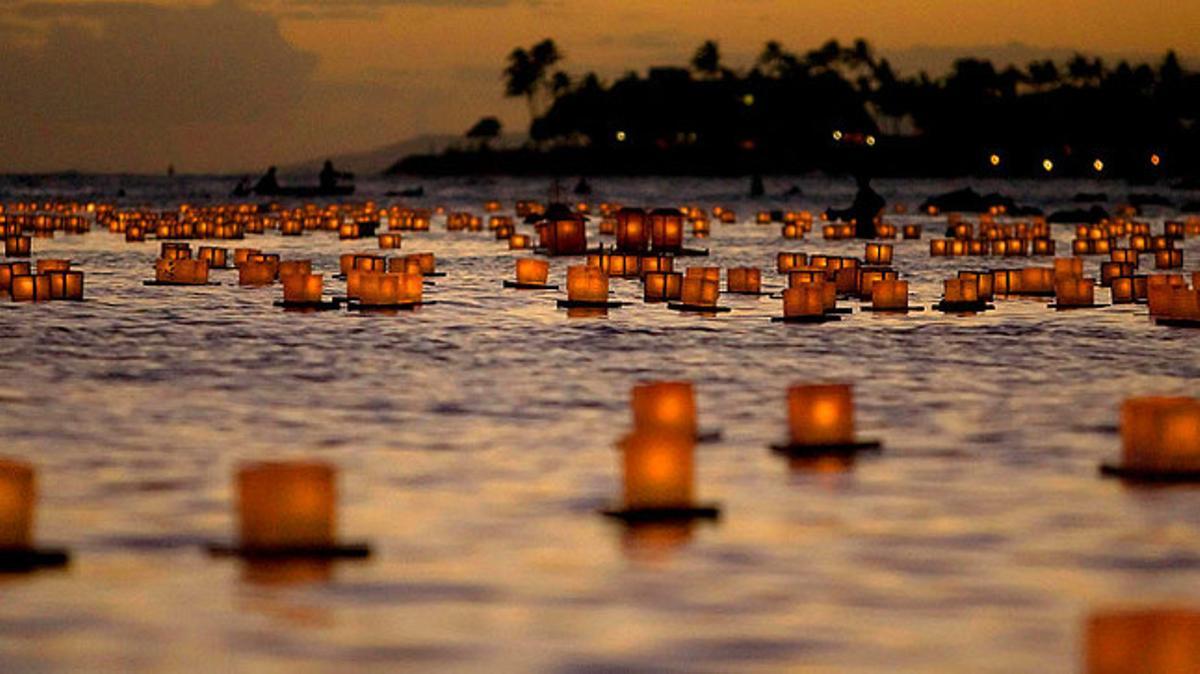 Centenars d’espelmes floten sobre les aigües de la platja Ala Moana de Hawaii, durant una cerimònia en honor als difunts.