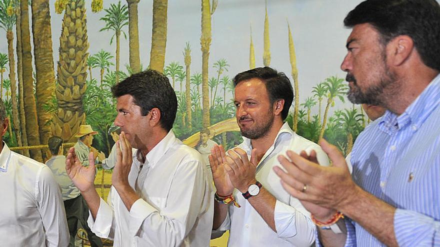 Toni Cantó junto a Javier Gutiérrez y Julia Parra en la firma del pacto en Elche con Mazón.