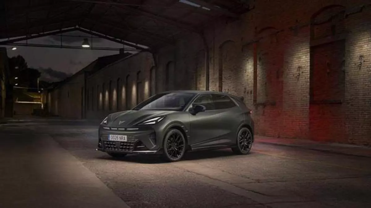 El Cupra Raval muestra en París su versión más radical