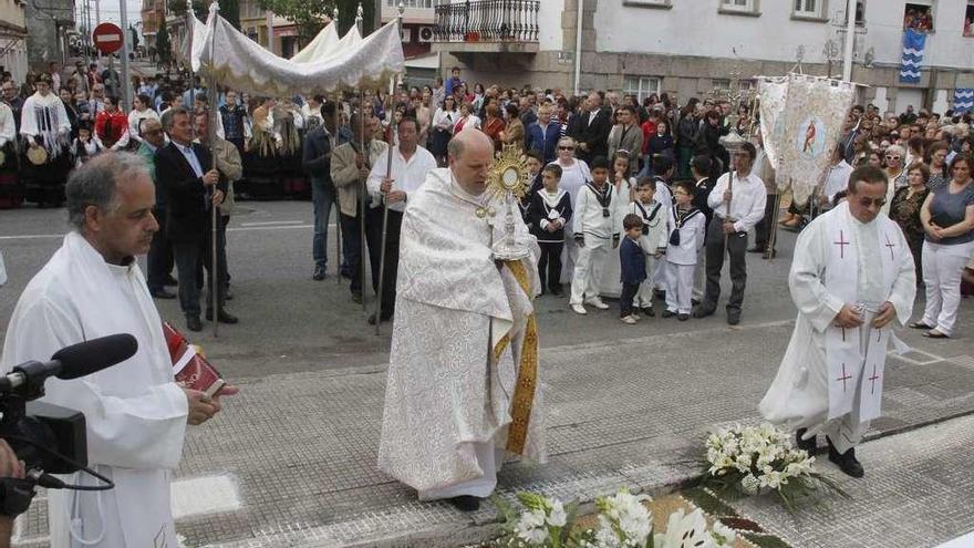 Procesión del Corpus del año pasado, en una de las paradas en los altares. // Santos Álvarez