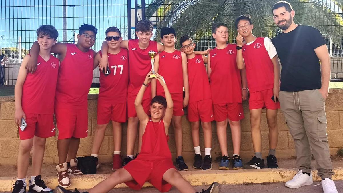 El Alevín de Básquet Albal E1 recibe el reconocimiento a una brillante temporada.