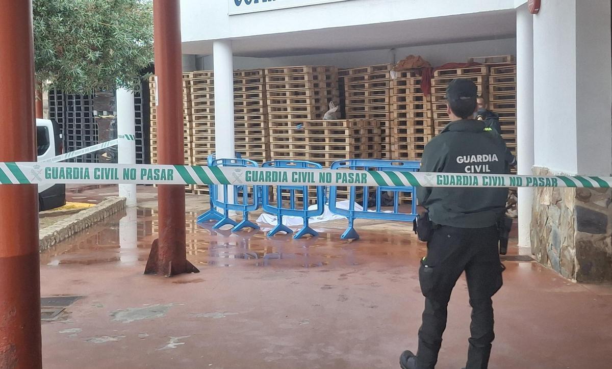 Los agentes de la Guardia Civil custodian el cadáver
