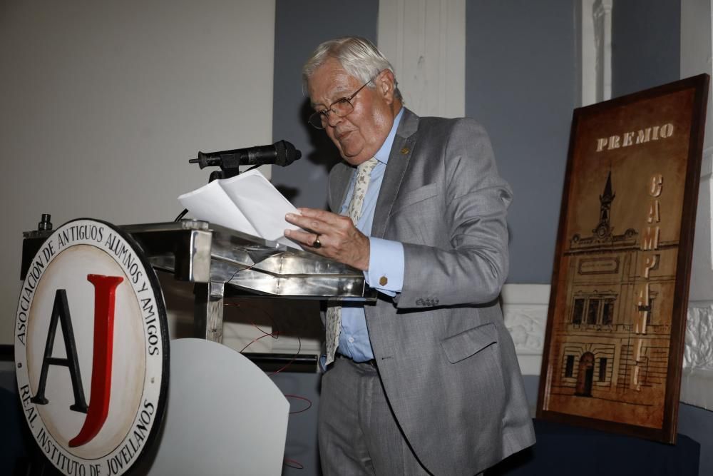 Entrega de distinciones a los antiguos alumnos del Instituto Jovellanos.