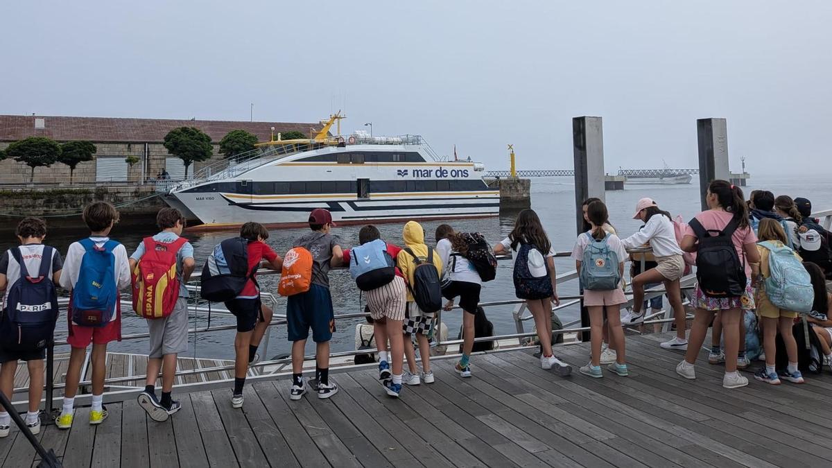 Niños esperando para embarcar de excursión a Cíes