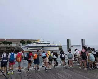 Las Illas Atlánticas concentran hoy la jornada de mayor actividad de las excursiones de fin de curso, pese a la niebla