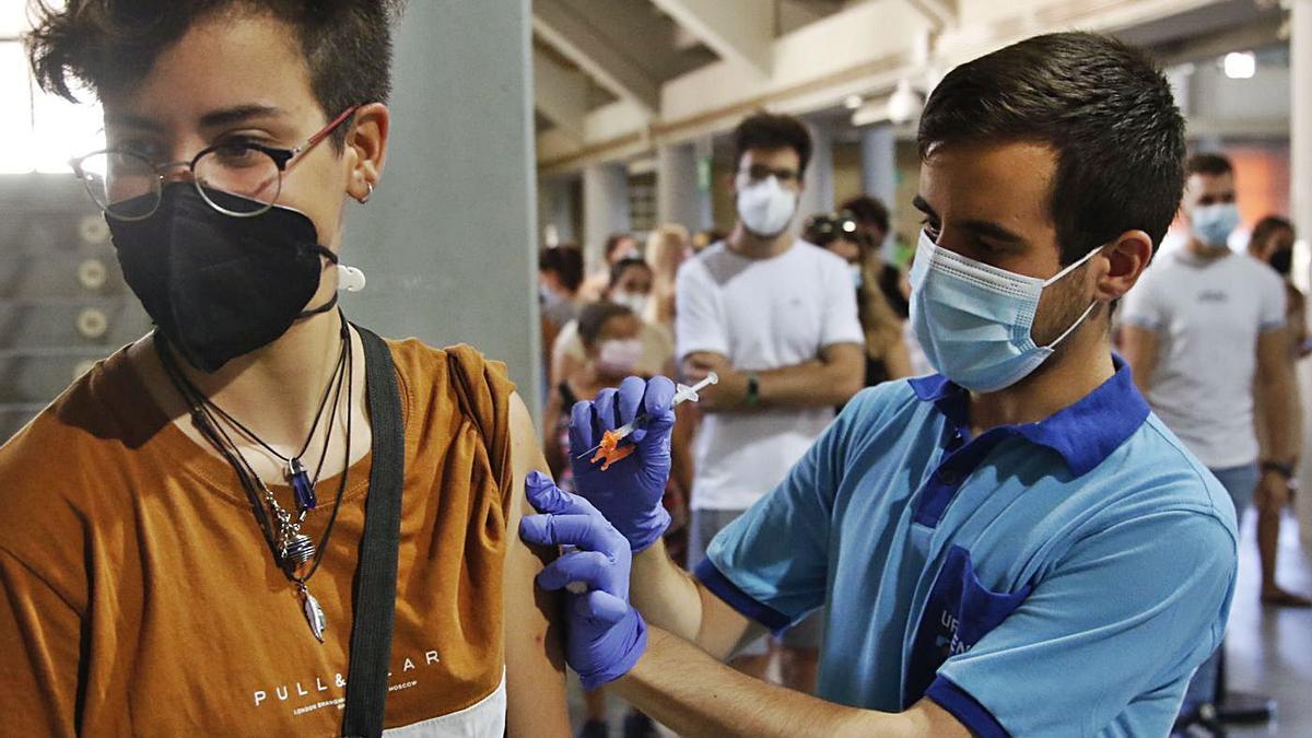 Más de 8.000 jóvenes de 15 años, llamados a vacunarse del covid en Córdoba  - Diario Córdoba