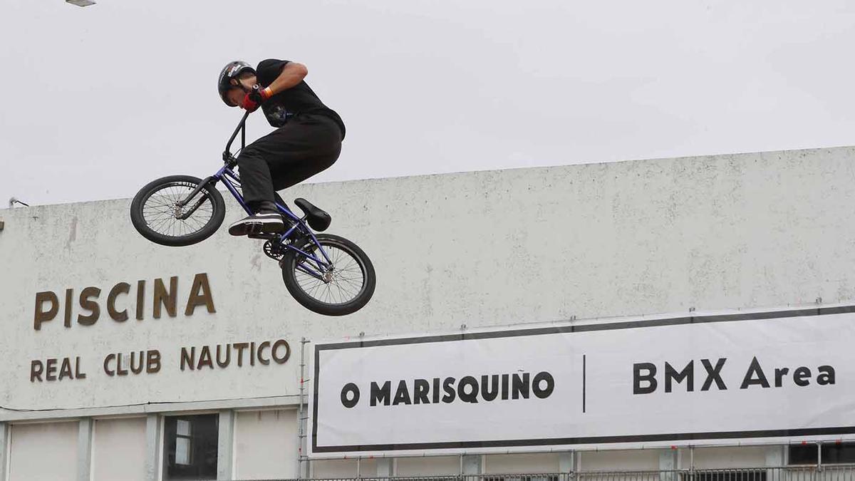 Un participante en la jornada de entrenamientos de BMX en O Marisquiño