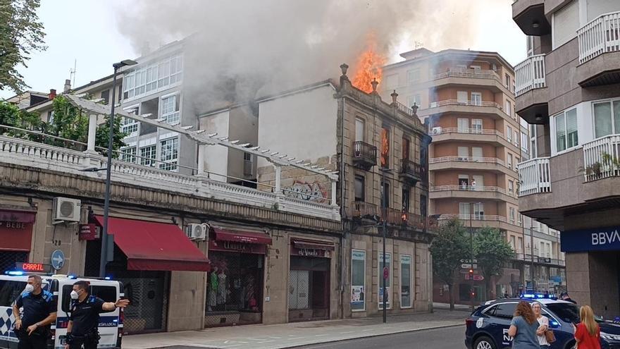 Un incendio destruye un edificio okupado en la Avenida de As Caldas, junto al parque de A Ponte de Ourense